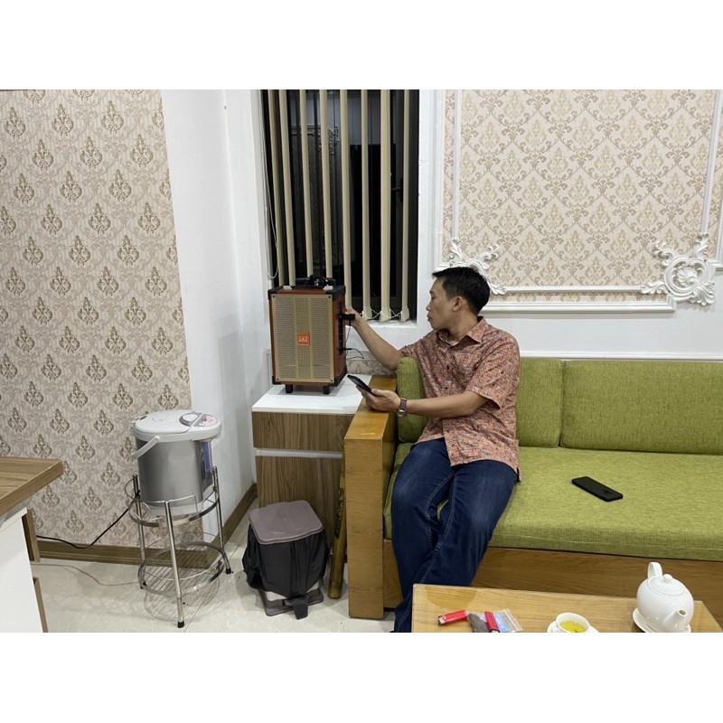 Loa kéo di động BHZ1800 kèm 2 micro cầm tay và 1 mic đeo tai không dây