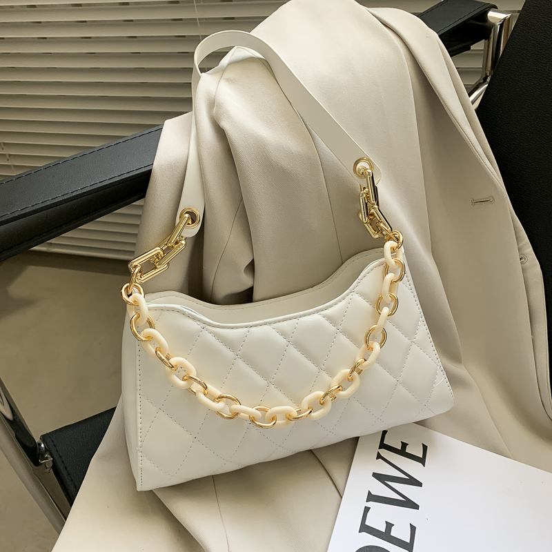 Túi đeo vai phối dây xích họa tiết hình thoi cá tính dễ phối đồ thời trang