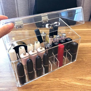 Hộp đựng son 24 ô nhựa trong có nắp chống bụi. Để son từ thấp đến cao