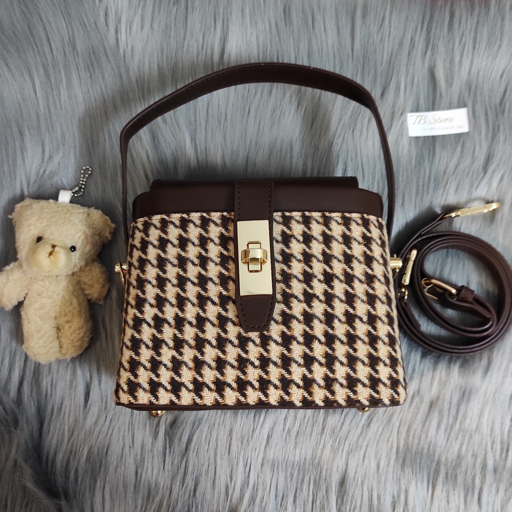 Túi đeo chéo (tặng kèm gấu) khóa xoay - Hàng loại 1 - TB.Store HD157 18x14x9 cm