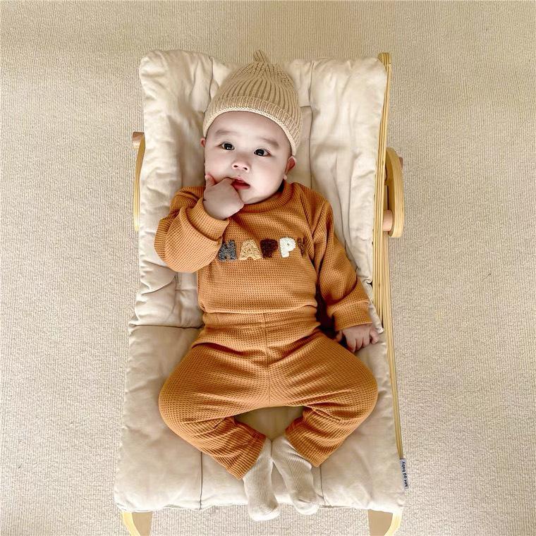 Bộ quần áo dài tay cho bé chất liệu waffle thun tổ ong, thêu nổi chữ HAPPY và HOORAY phong cách Hàn Quốc