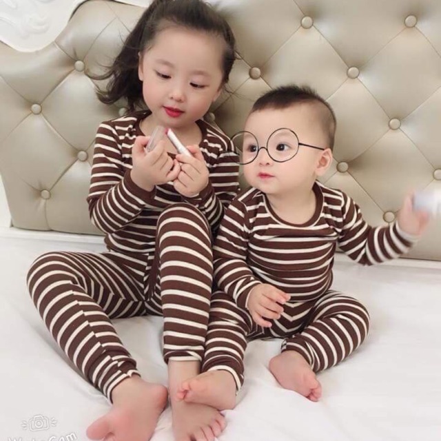 Comba quần áo cho bé