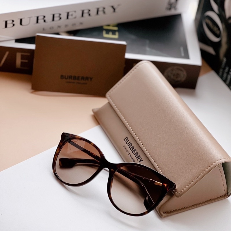 đồng hồ nữ Burberry mẫu 🆕🆕🆕 - màu dark havana sang chảnh. Form ôm dễ lên mặt .