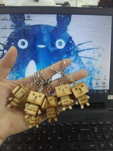 Móc khóa người Gỗ DANBO khắc theo yêu cầu. Sỉ số lượng lớn