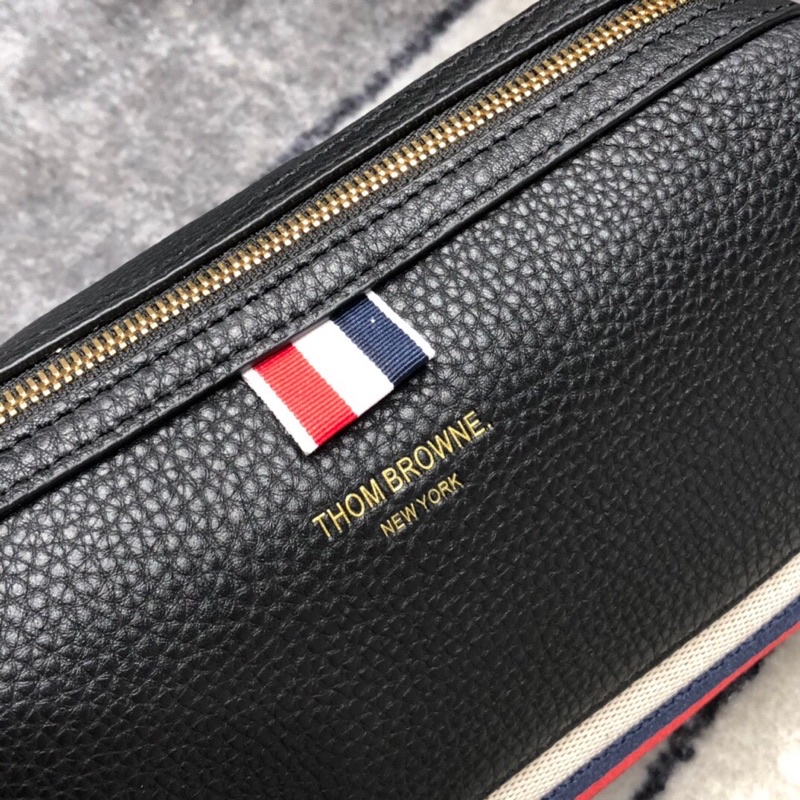 Túi đeo chéo nam Trang trí dây vải màu đỏ, trắng và xanh mang tính biểu tượng tinh tế thom browne
