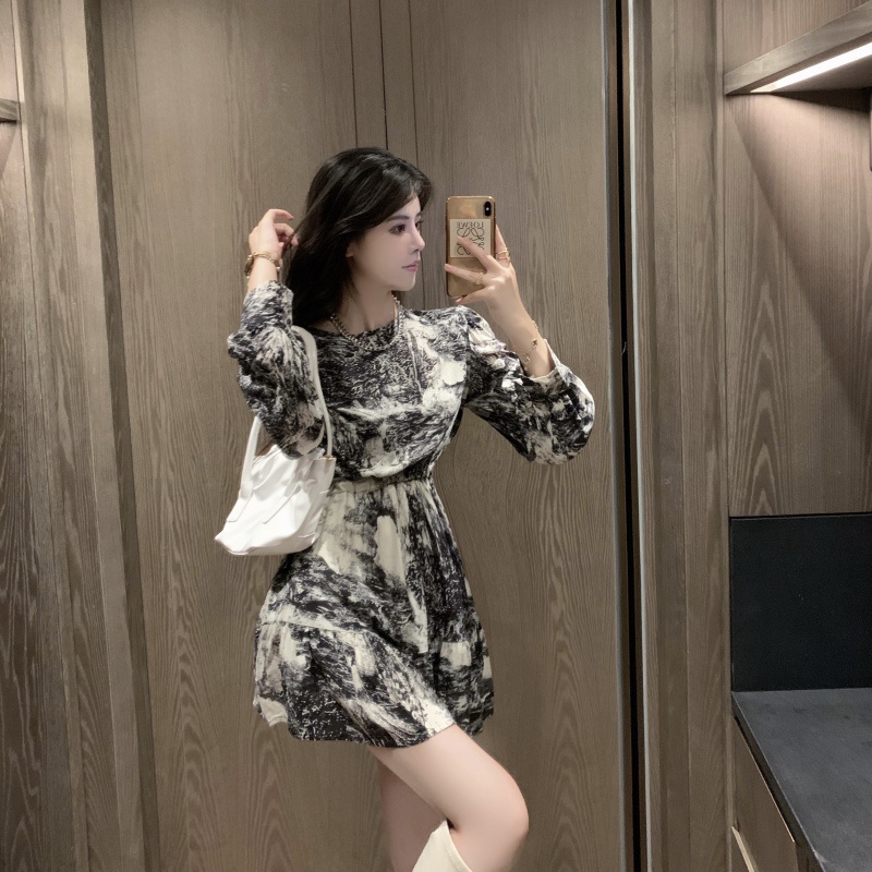 Đầm chữ A chiết eo cá tính