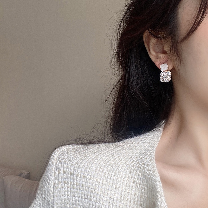 Khuyên tai đính đá nhân tạo phong cách thời trang quý phái