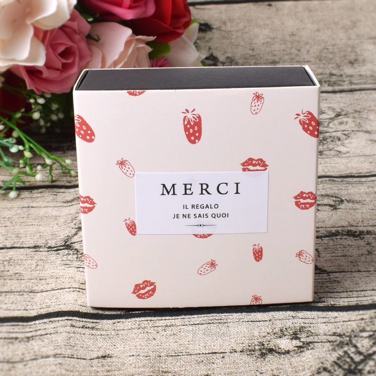 Hộp đựng quà hình vuông tự gấp; Kích thước 9 * 8,7 * 4cm ; dạng ngăn kéo; in chữ Merci làm quà tặng Q562