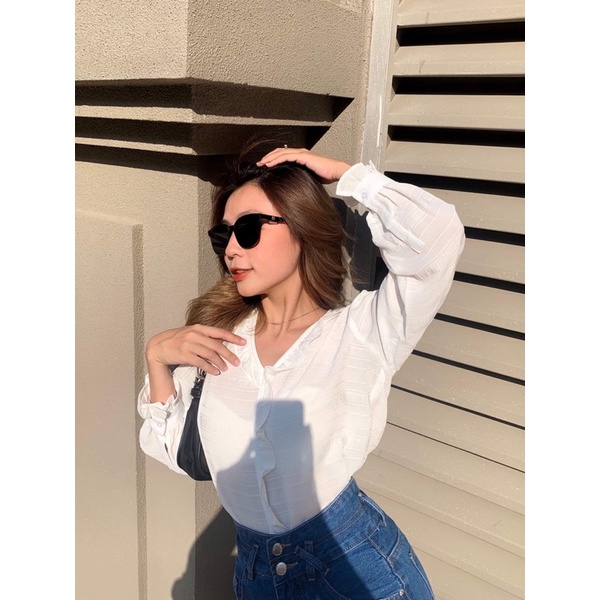 Áo kiểu trắng tay loe cổ tim byvee