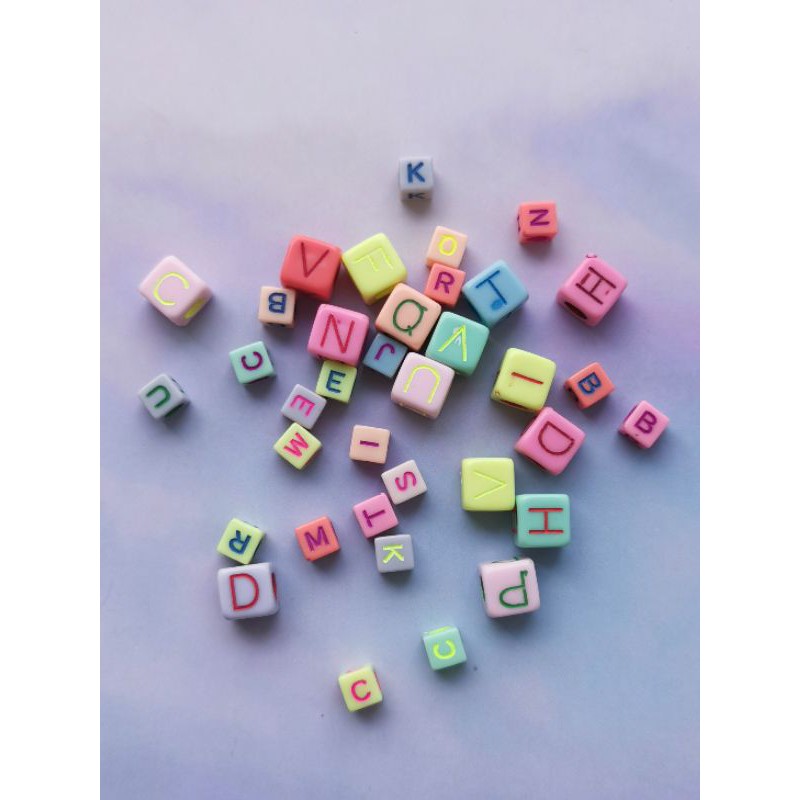 Hạt chữ vuông màu pastel xỏ dây giầy