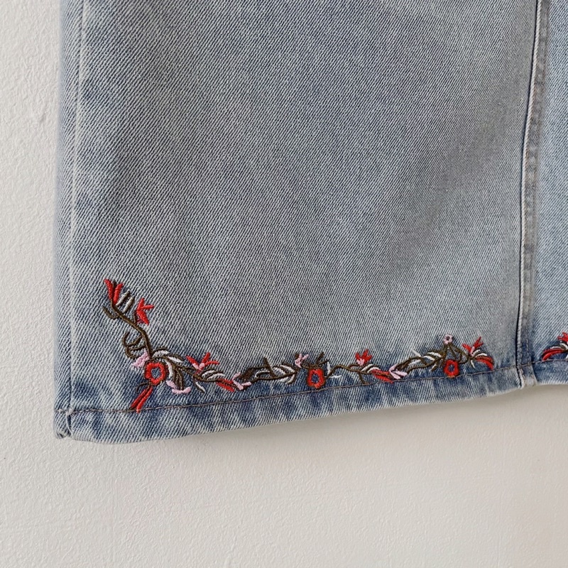 [ẢNH ĐỘC QUYỀN MEGGIECLOSET] Chân váy jean suông thêu hoa | BigBuy360 - bigbuy360.vn