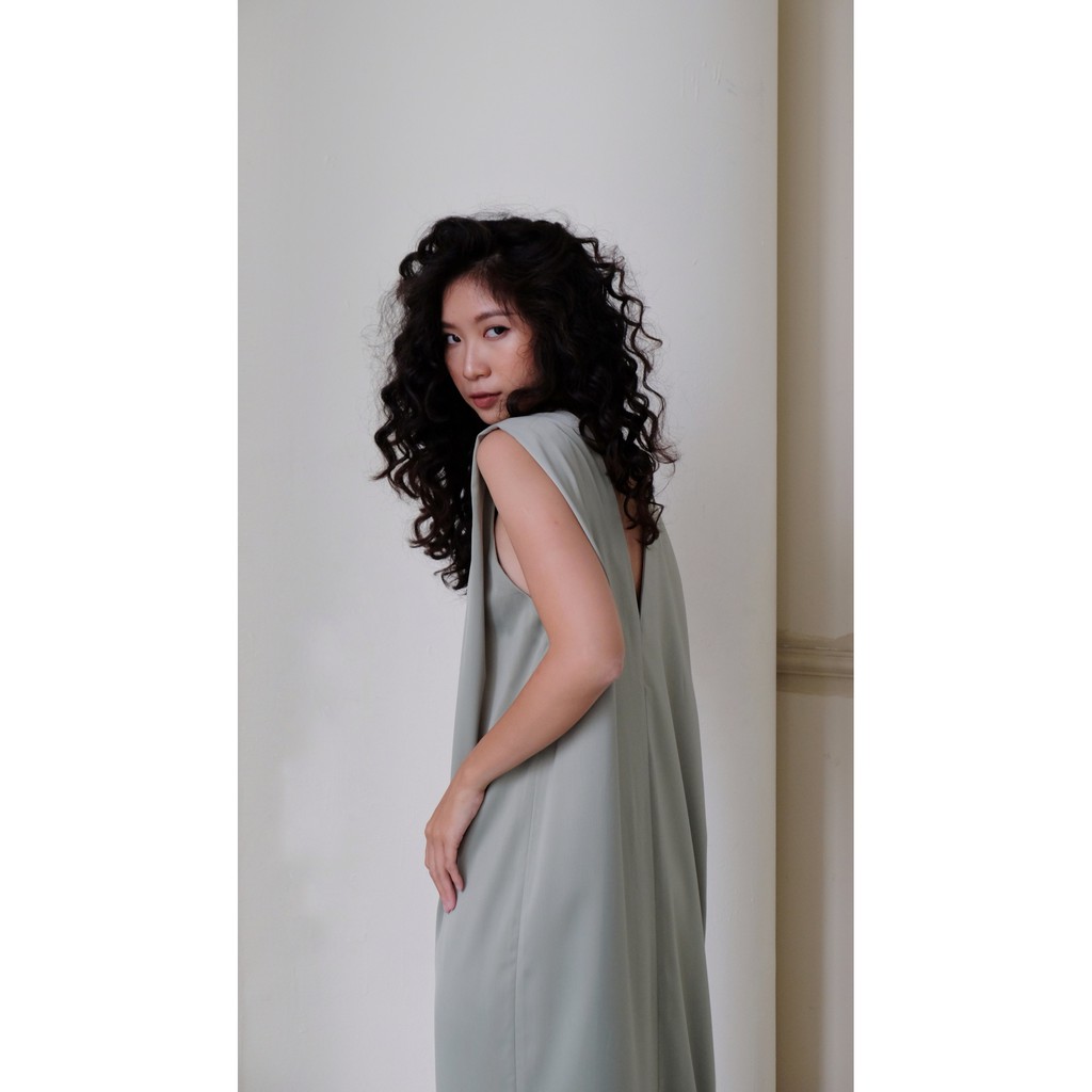 Váy lụa xẻ lưng quyến rũ hiện đại LENS DRESS