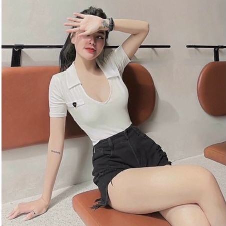 Áo cổ U bẻ huy hiệu chất siêu đẹp