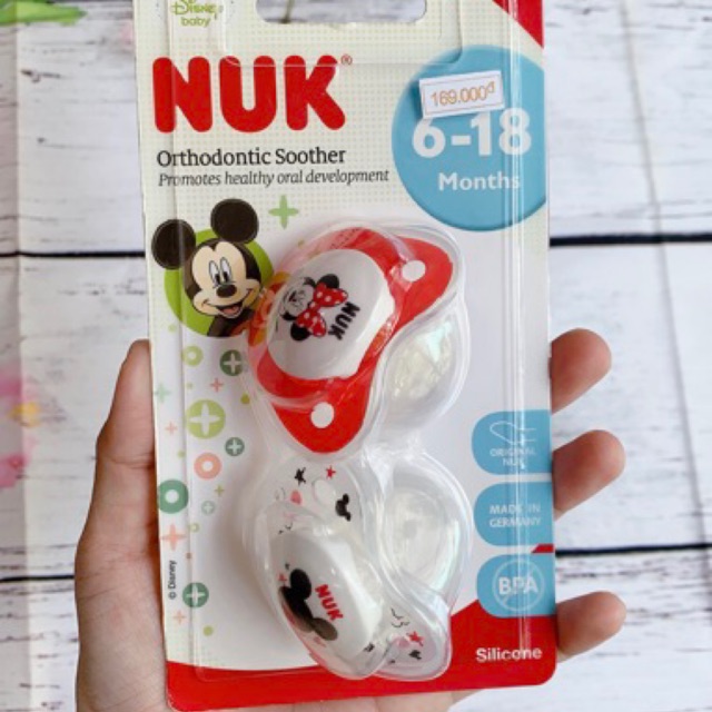 Bộ 2 ti giả NUK Sleeptime silicone hoạ tiết Mickey dễ thương (có nắp đậy vệ sinh)