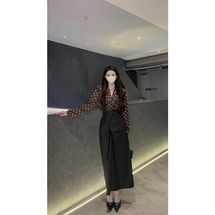 Set Phindi áo vest lụa hình, chân váy thô dài