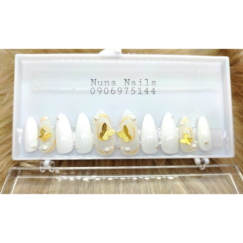 nailbox Nuna móng úp thiết kế móng trắng đính buom buom vàng inbox chọn size và shape có NƠ SHIP