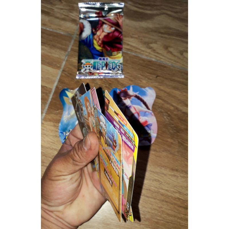 Sét pack 6 thẻ bài OnePiece_ Hải Tặc hai mặt kích thước 8,5x6cm và 2 quả boom troll bằng giấy bóng cứng