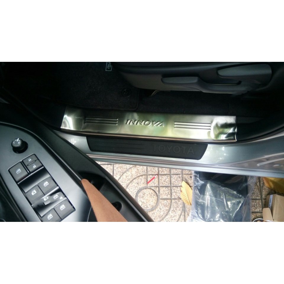 Ốp Bậc Trong Xe Innova 2006 đến 2021mẫu inox