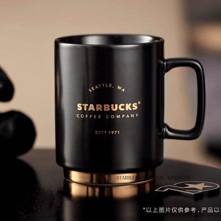 Cốc cà phê Starbucks kỷ niệm 10 năm màu đen với gấu phi hành gia long lanh