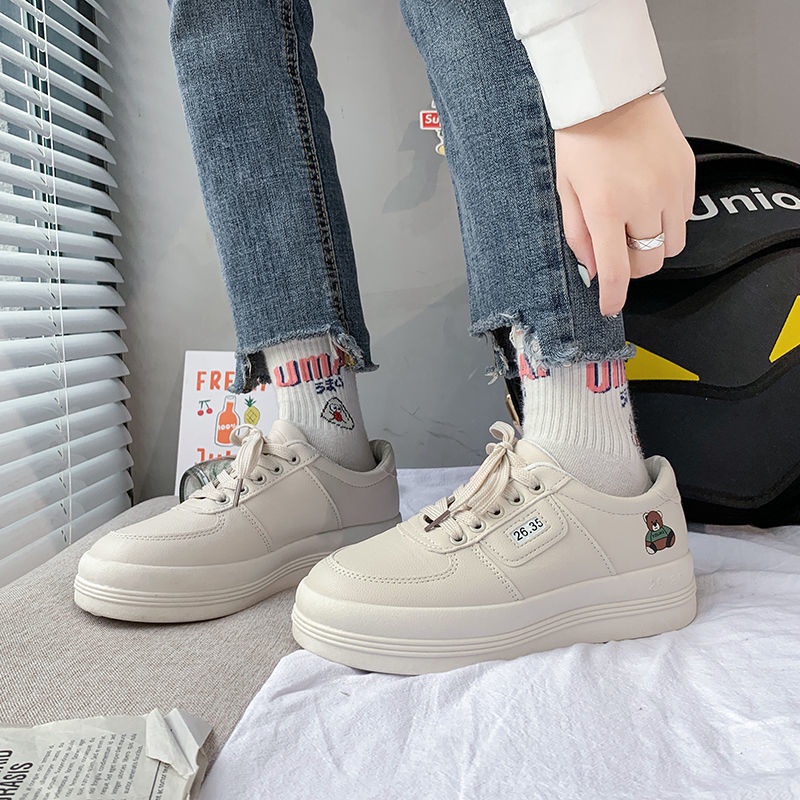 Giày Thể Thao Mềm Mại Màu Trắng Mũi Tròn Hình Gấu Xấu Xí Dễ Thương Phong Cách Preppy Đường Phố Cho Nữ