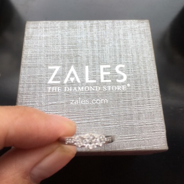 Nhẫn hoa kim cương