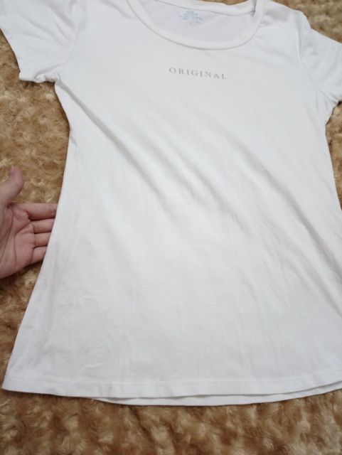 Sale áo thun trắng size L. Thun mịn. Đầy. Tặng 1 chuỗi đeo tay
