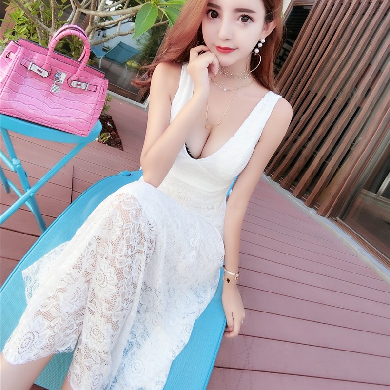 Đầm Dài Cổ Chữ V Khoét Sâu Phối Ren Hoa | BigBuy360 - bigbuy360.vn