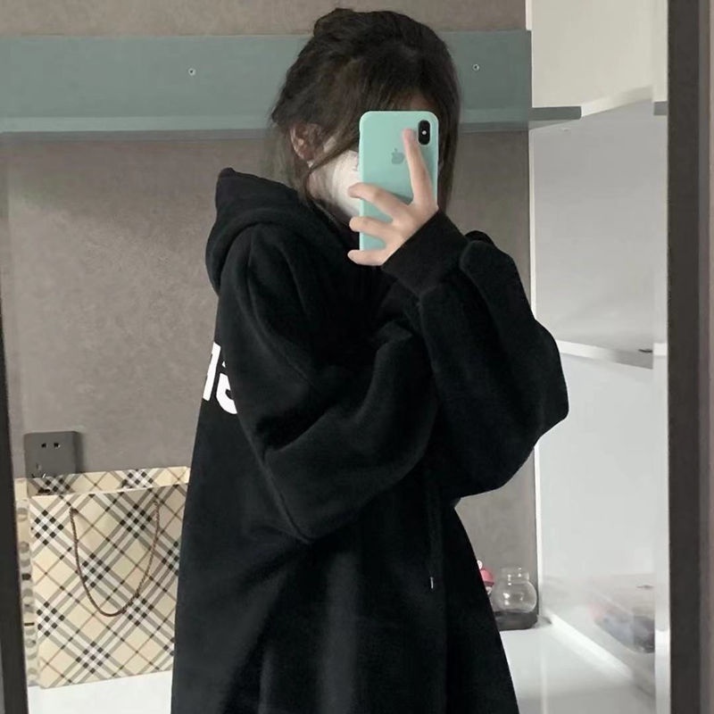 Áo khoác sweater lông cừu dày dáng rộng màu đen sành điệu thời trang xuân thu 2021