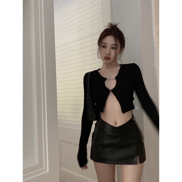 Áo đen dệt kim và chân váy da