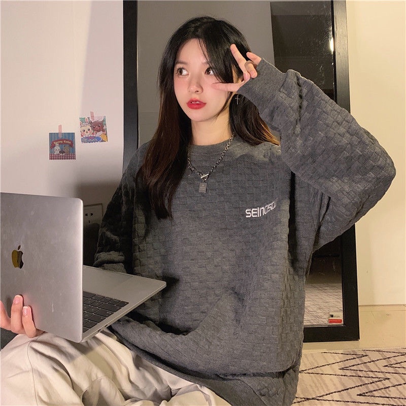 Áo dài tay cổ tròn chữ ngực hoạ tiết nổi style Ulzzang