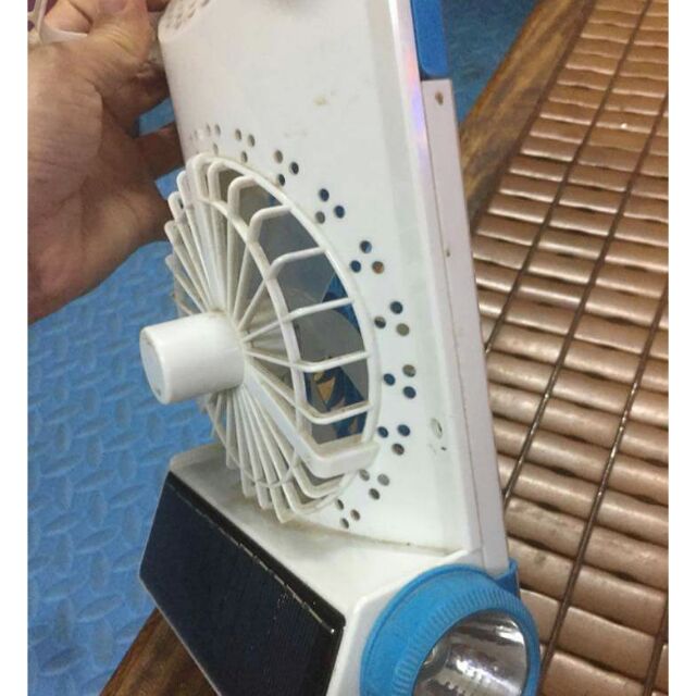 Quạt tích điện bằng năng lượng mặt trời, có đèn, sạc cả bằng điện nữa nhá. Dùng cho các bé ngủ thì hợp lý