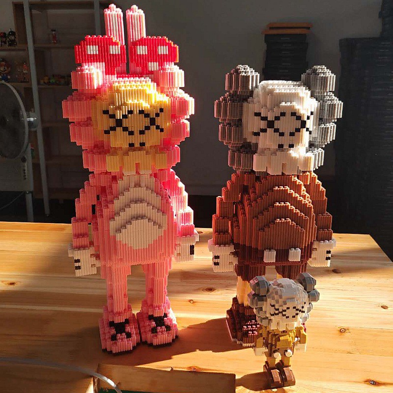 Lego Kaws siêu to 50cm