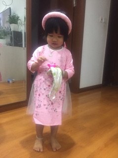 Áo dài cách tân gấm cho bé gái