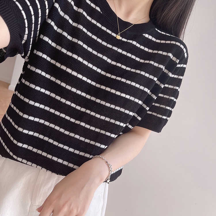 【ZHELIHANGFEI】 / Áo Thun Dệt Kim Tay Ngắn Dáng Rộng Họa Tiết Kẻ Sọc Ba Chiều