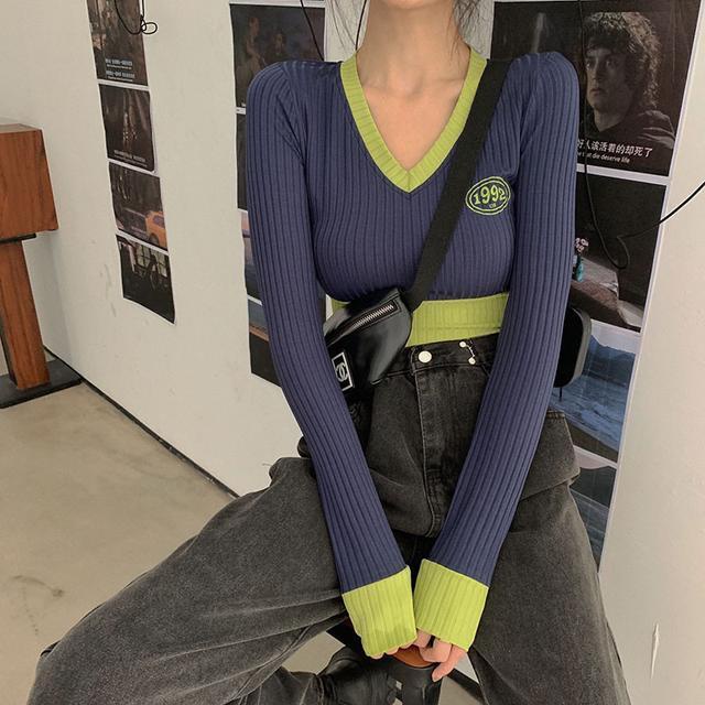 Áo thun tay dài cổ chữ V màu sắc thời trang mùa thu mới 2021