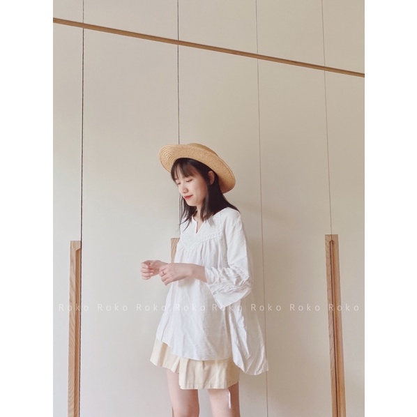 ROKO_ÁO TRẮNG TAY XOÈ-QUẦN SHORT KAKI KEM-CV TRẮNG XẾP LY