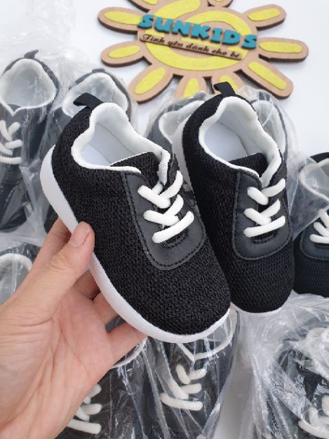 Giày Sneakers đế trắng màu đen