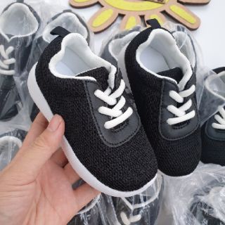 Giày Sneakers đế trắng màu đen