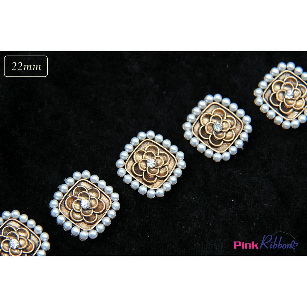 Charm hoa chữ nhật viền trai nhí 2.2cm