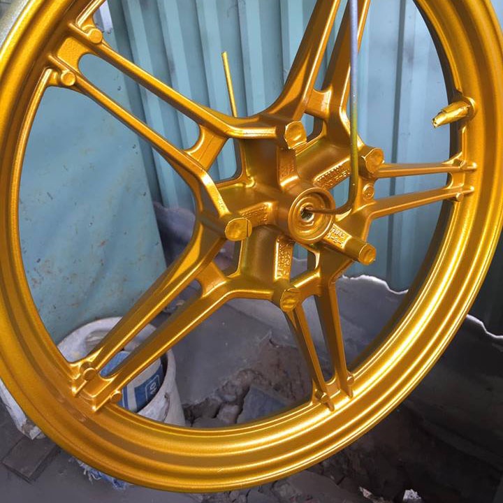Sơn Samurai màu vàng kim loại 1102 chính hãng, sơn xịt dàn áo xe máy chịu nhiệt, chống nứt nẻ, kháng xăng