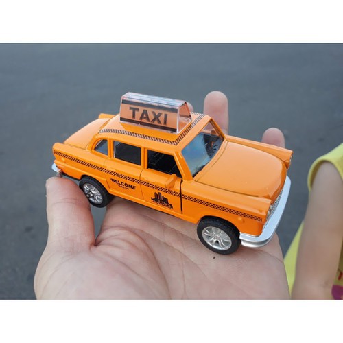 Ô tô taxi mini màu vàng xe bằng sắt chạy cót có âm thanh và đèn mở cửa - DC019DKP