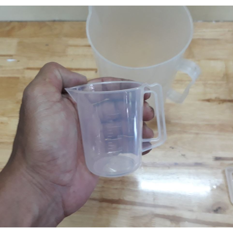 Ca nhựa chia vạch trắng  có quai 1000ml