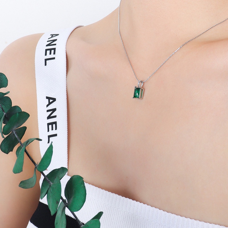 Dây Chuyền Mặt Đá Nhân Tạo Xanh Lá Titan Ko Đen TT 3884