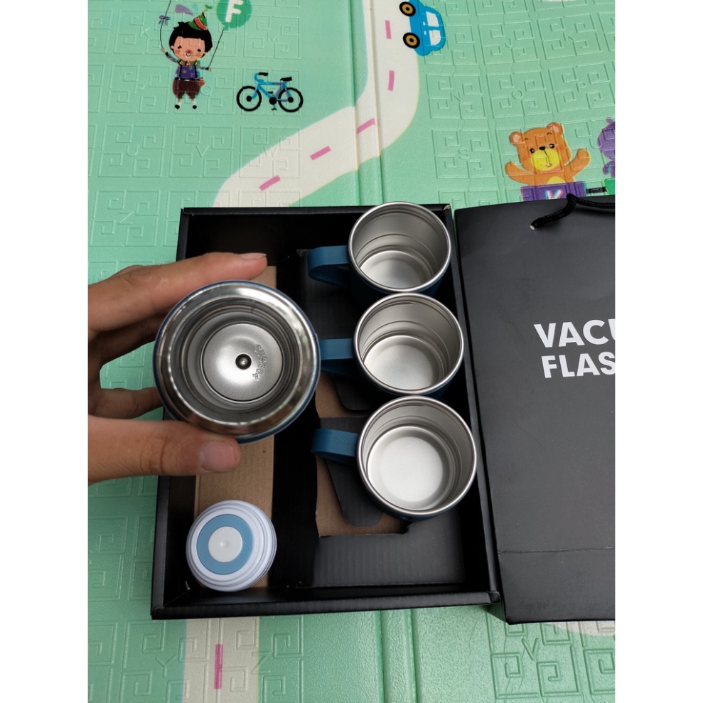 Bình nước giữ nhiệt vacuum flask set nóng lạnh lõi inox 304 tặng kèm 2 cốc có tay cầm tiện lợi dung tích 500ml