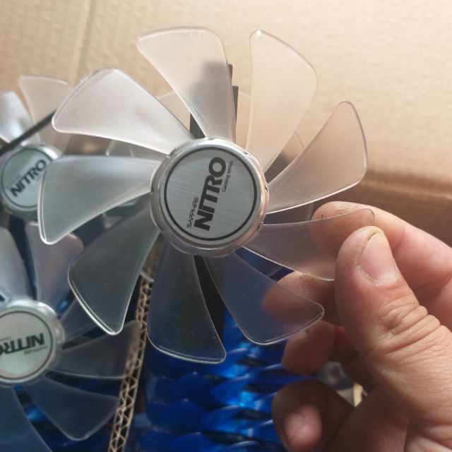 Một fan quạt Saphire Nitro Special Rx