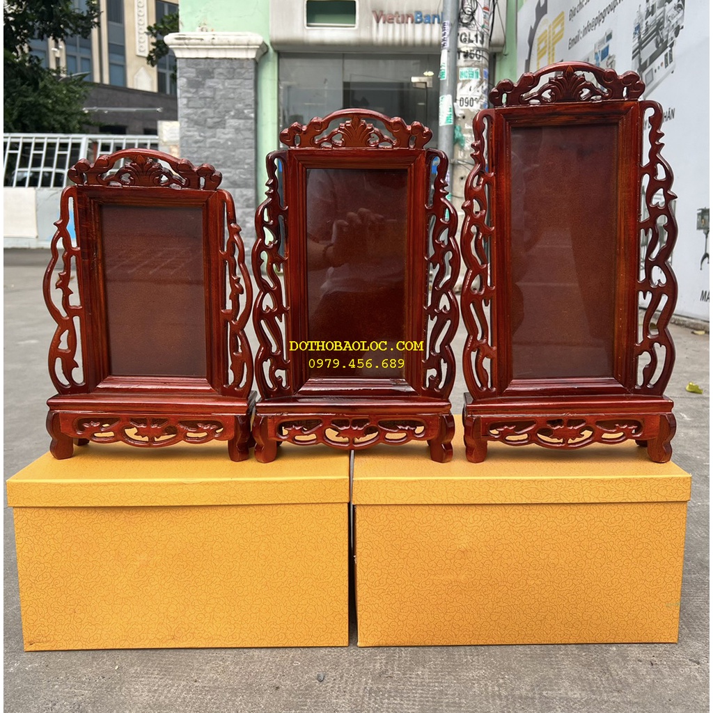 Bài vị thờ gia tiên gỗ tràm bông vàng chạm khắc ép kính viền hoa cao cấp – 3 cỡ