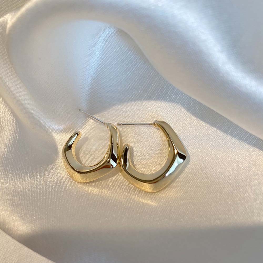 Khuyên Tai Dáng Tròn Tạo Hình Độc Đáo