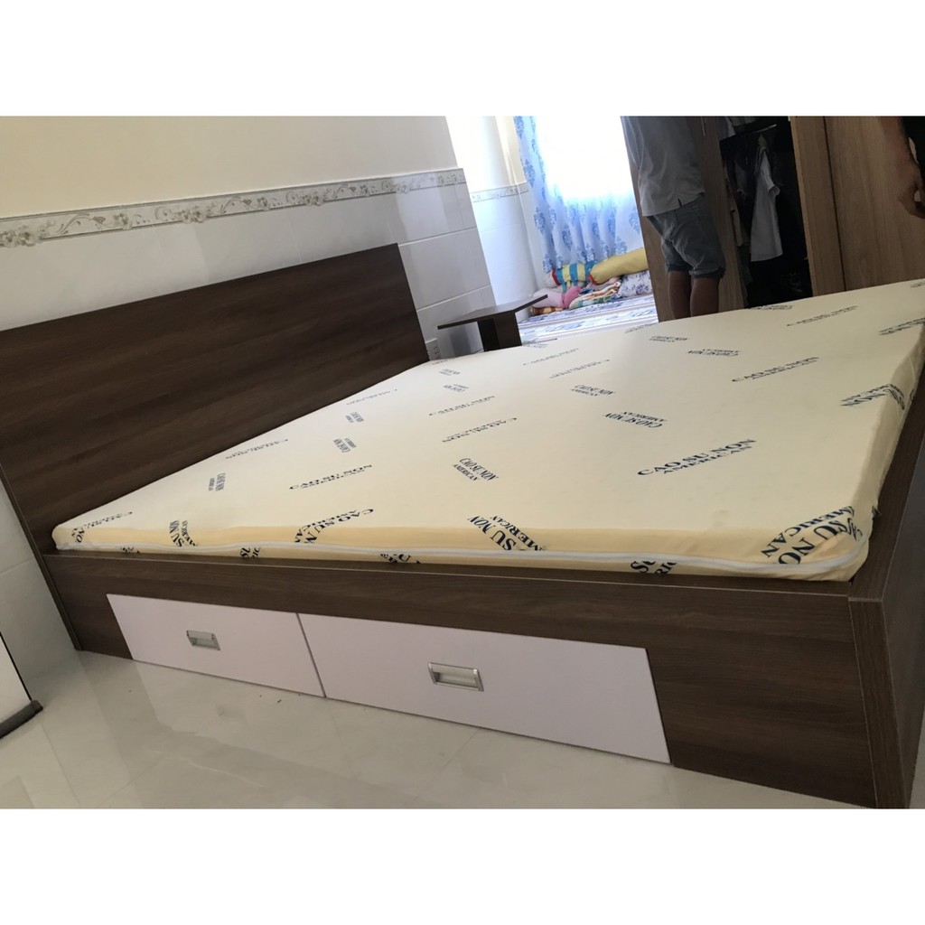 Giường ngủ màu nâu vân gỗ cn MDF chống ẩm 2 hộc kéo, bao lắp đặt, bao vận chuyển