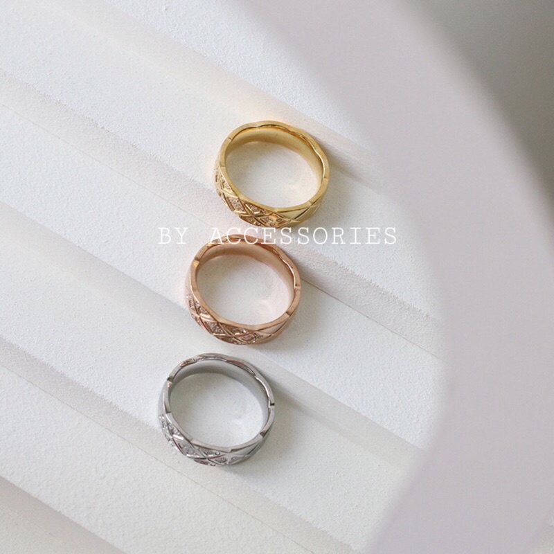 Nhẫn titan tròn vát chéo đính đá nhỏ không gỉ