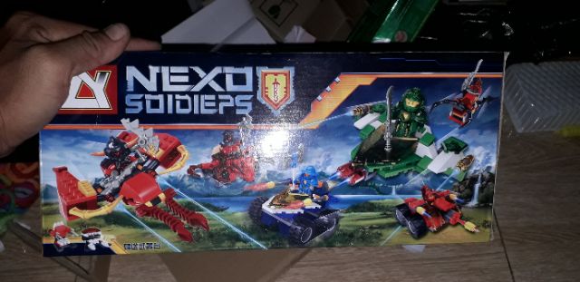 Lắp ráp 1 hộp LegoNexo Soidieps Siêu xe 810 có nhiều chi tiết